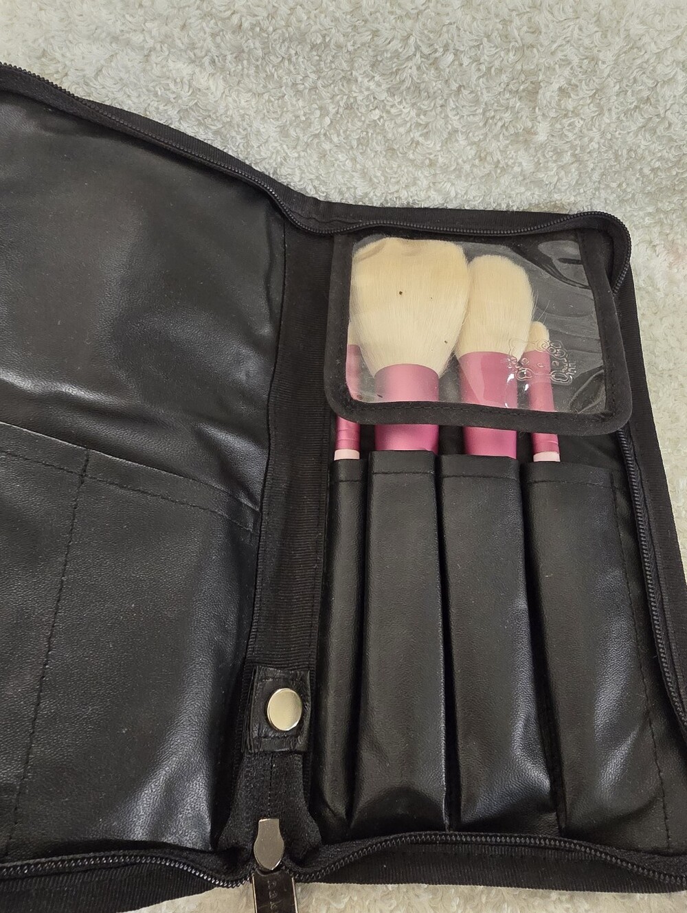 LE Sanrio 'Hello Kitty' Makeup Brushes. - Picture 5 of 5
